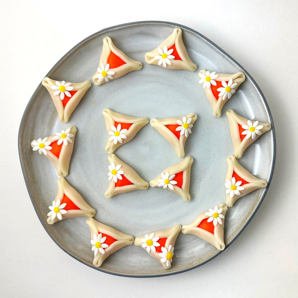 purim daisy hamantaschen plate view